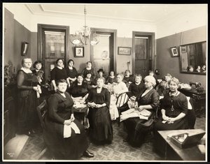 Un circolo di cucito femminile al 157 East 94th Street, Upper East Side, New York, 1920